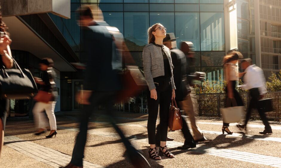 Vrouw die stilstaat in een bewegende menigte