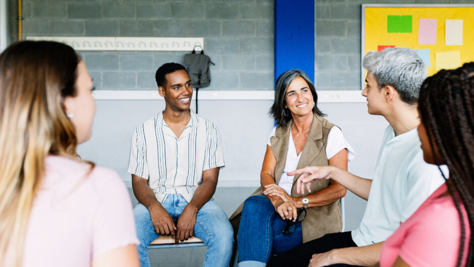 Groep mensen in gesprek
