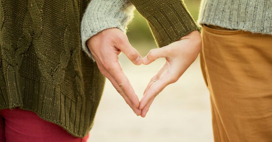 Twee mensen die met hun handen een hart vormen