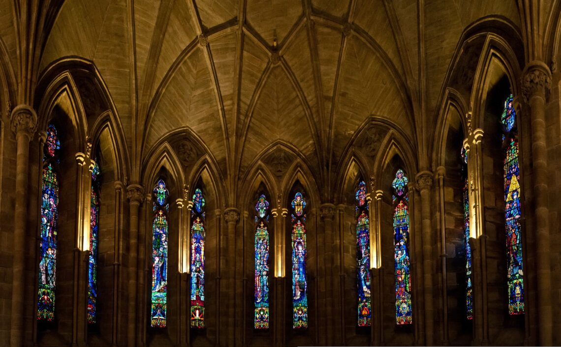 Kerk met glas in lood ramen