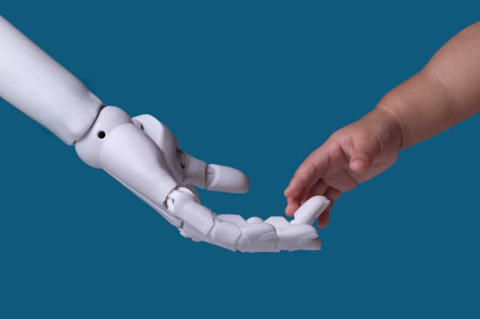 Kind houdt robothand vast