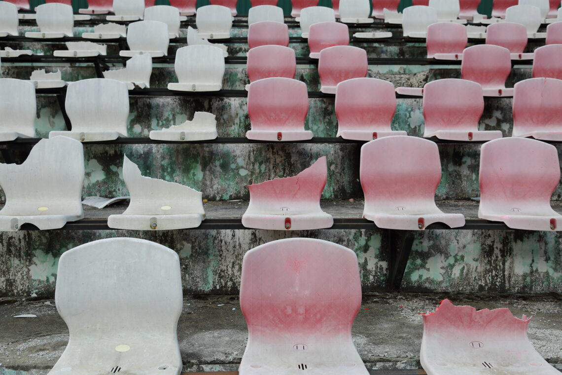 Gebroken stoelen in een voetbalstadion