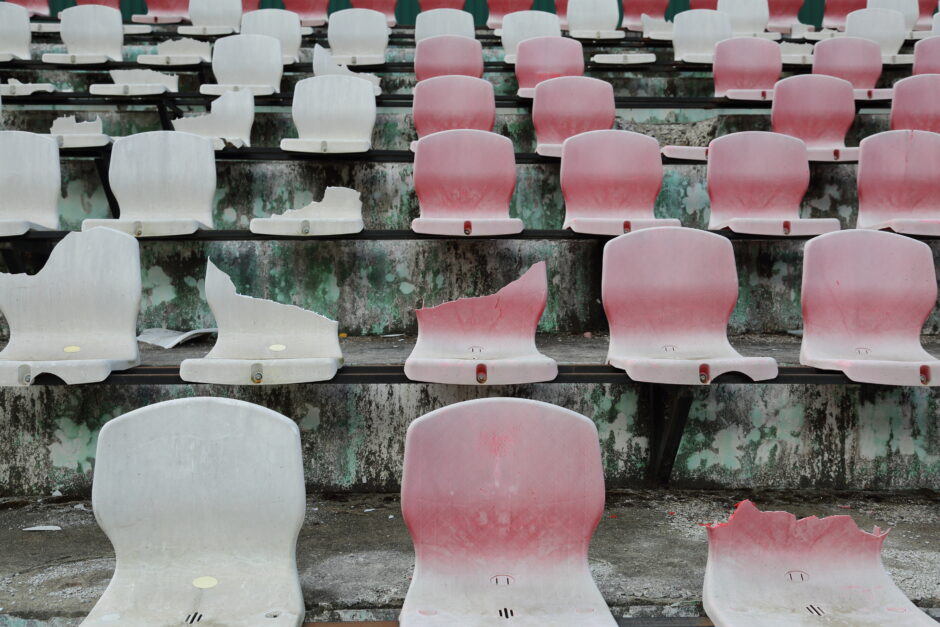 Gebroken stoelen in een voetbalstadion