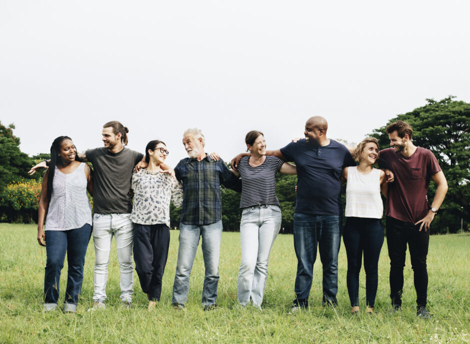 Groep mensen die in een park naast elkaar staan