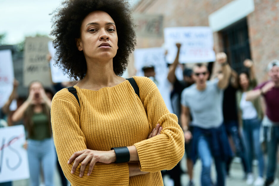 Vrouw die zelfverzekerd staat midden in een demonstratie