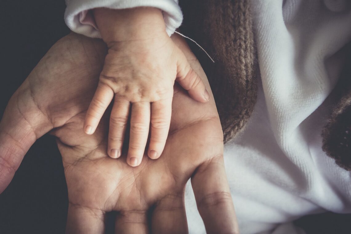 Kinderhandje in moederhand