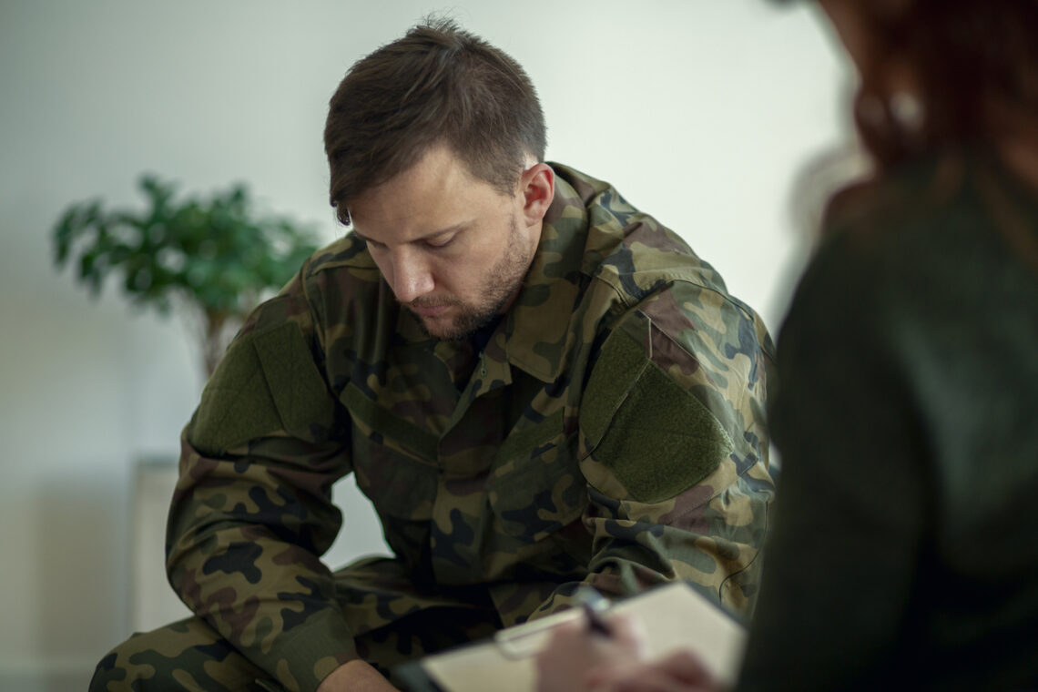 Militair die met zijn psycholoog praat