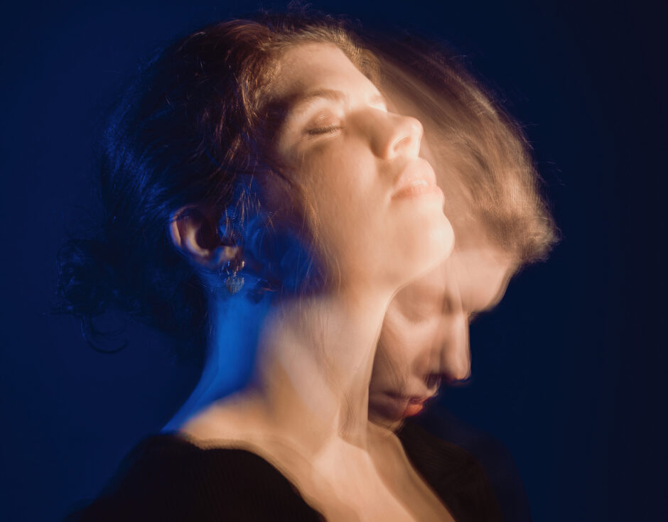 Dromerig portret van een vrouw met dubbele belichting. Op de ene foto kijkt ze omhoog en de andere foto naar beneden.