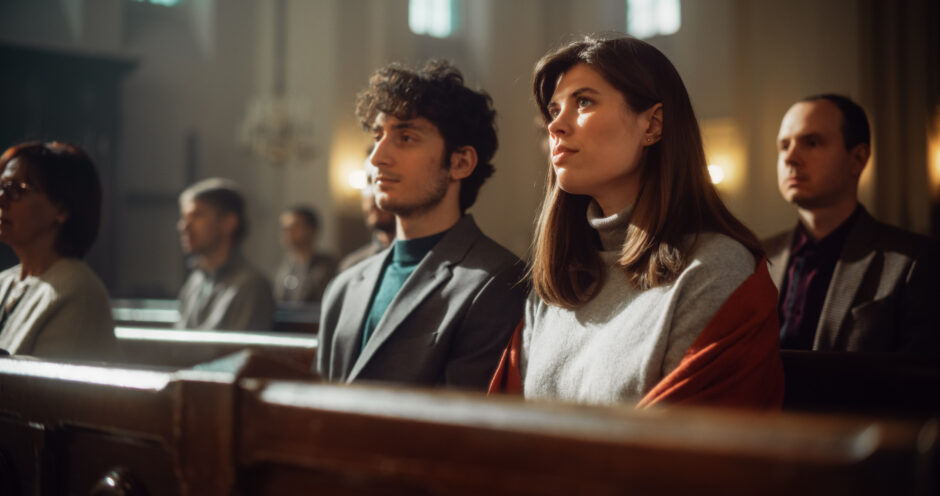 Mensen die in de kerk zitten