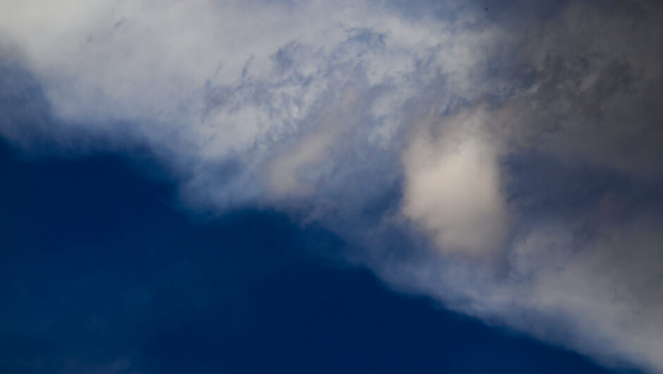 Blauwe lucht met wat wolken