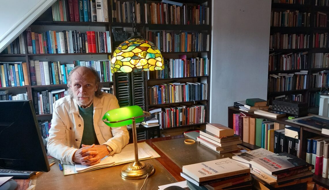 Daniël De Waele aan zijn schrijftafel