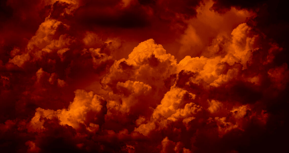 Donker rood/oranje dramatische wolken lucht.