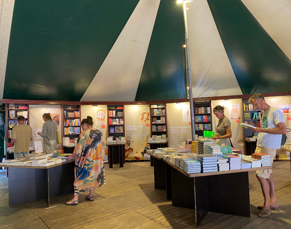 De boekwinkel van Riemer op Graceland Festival.