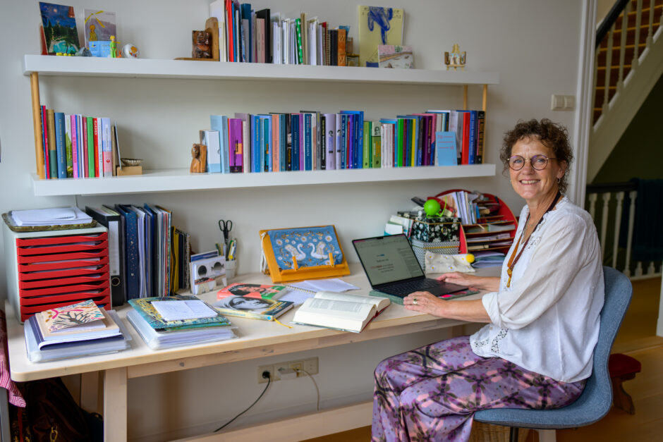 Barbara Zwaan achter haar schrijftafel
