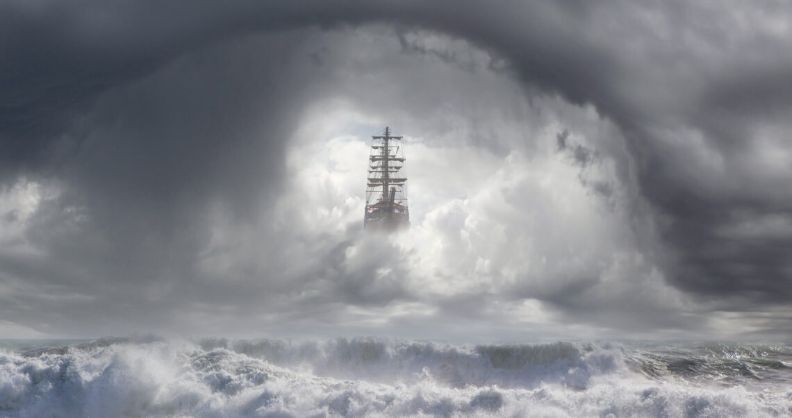 Een denkbeeldig schip dat tussen de hemel en de zee in zweeft, omhuld door wolken