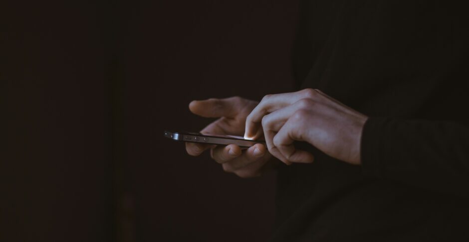 Zwarte achtergrond met telefoon