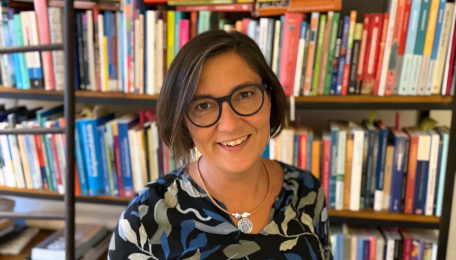Corina Nagel voor een boekenkast