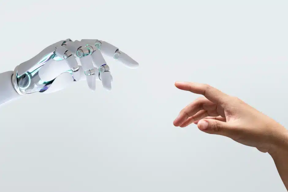De hand van een robot reikt uit naar de hand van een mens