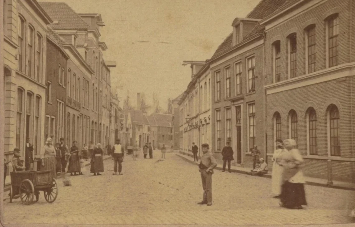 De Smedenstraat in het centrum van Deventer, gefotografeerd begin vorige eeuw. Rechts achterin was de firma Stempher gevestigd, onder meer uitgever en drukker van De Open Deur. (foto Collectie Overijssel 1194-10164).