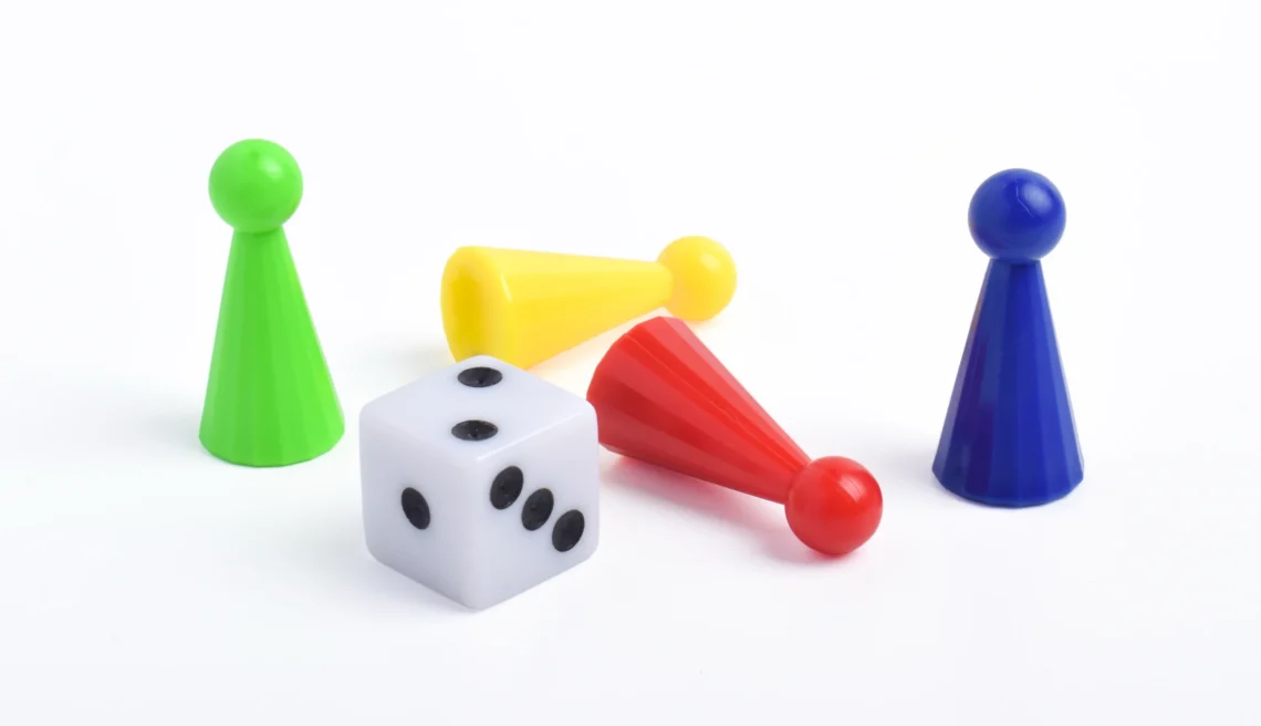 Gekleurde pionnen met dobbelsteen