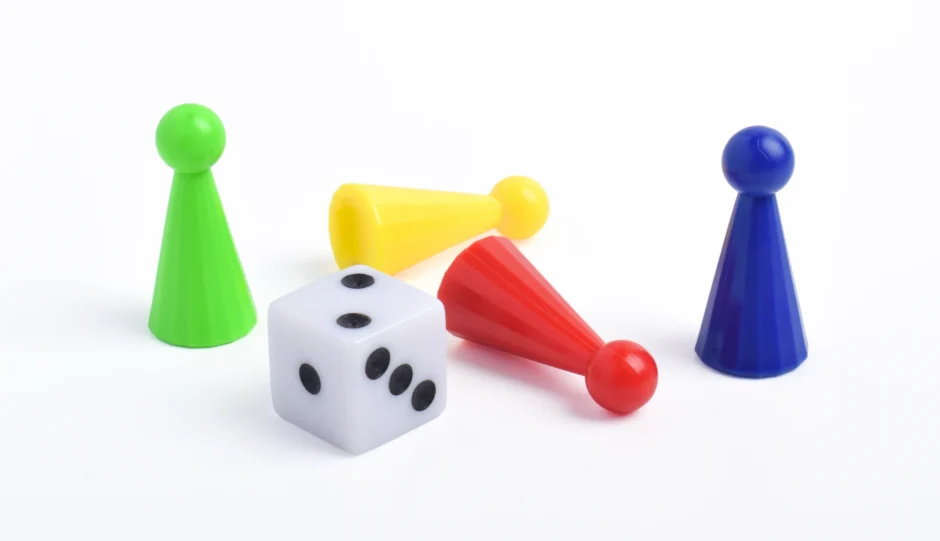 Gekleurde pionnen met dobbelsteen