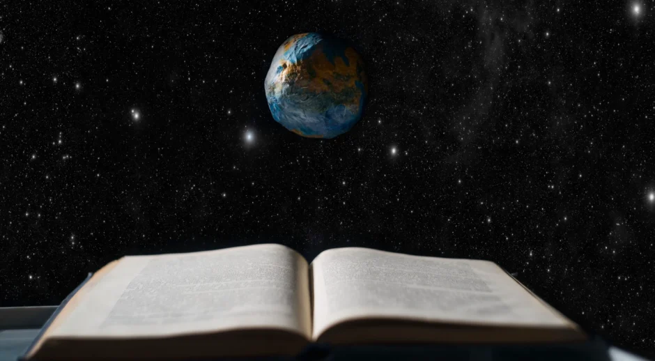 Een open boek, een zwevend model van de planeet aarde zweeft erboven, tegen de achtergrond van de ruimte met sterren.
