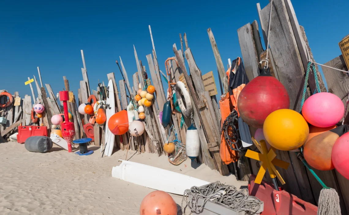 Vondsten die zijn gedaan in de buurt van het strandhuisje op de zogenaamde Vliehorst-zandbank van het Waddeneiland Vlieland in Nederland.