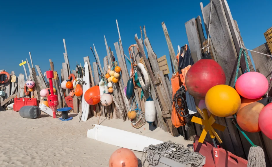 Vondsten die zijn gedaan in de buurt van het strandhuisje op de zogenaamde Vliehorst-zandbank van het Waddeneiland Vlieland in Nederland.